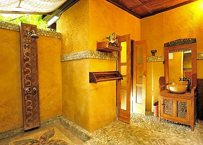 Sari & Pemuteran (Bali)